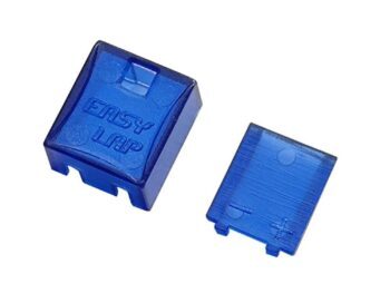 De foto toont twee blauwe, rechthoekige plastic onderdelen. Eén onderdeel heeft de tekst 'EASY LAP' erop staan.