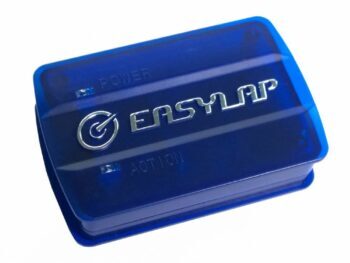 De foto toont een blauw rechthoekig apparaat met een zilverkleurig logo en tekst. Het product lijkt van plastic te zijn.