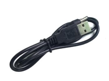 De foto toont een zwarte USB-kabel met een DC-connector. De kabel is van plastic en heeft een USB-A connector aan het ene uiteinde.