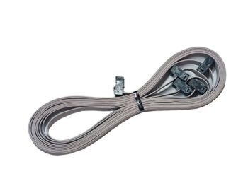 De foto toont een grijze kabel met zwarte connectoren aan de uiteinden. De kabel is opgerold en vastgezet met een zwart bandje.