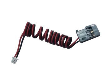De foto toont een zwarte en rode spiraalkabel met connectoren aan beide uiteinden. De kabel is spiraalvormig en heeft een zwarte en rode kleur.