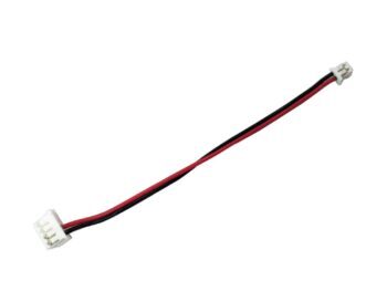 Op de foto is een korte kabel te zien met twee draden, één rood en één zwart, die eindigen in witte 4-pins connectoren aan beide uiteinden.