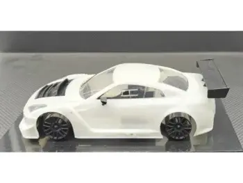 De foto toont een witte, transparante carrosserie van een modelauto, vermoedelijk een Nissan GT3, met zwarte details zoals de motorkap en achterspoiler. De carrosserie is van kunststof en heeft een sportief design.