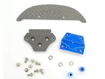 De afbeelding toont een set onderdelen voor een RC-auto, waaronder twee donkergrijze koolstofvezel platen met '488 GT3' erop, een blauw metalen onderdeel, en diverse kleine schroeven en ringen.