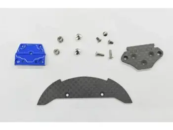De afbeelding toont een set onderdelen voor een RC auto, waaronder een blauw geanodiseerd aluminium onderdeel, twee donkergrijze koolstofvezel onderdelen en diverse zilverkleurige schroeven en moeren. De koolstofvezel onderdelen hebben een geweven patroon en gaten voor bevestiging.
