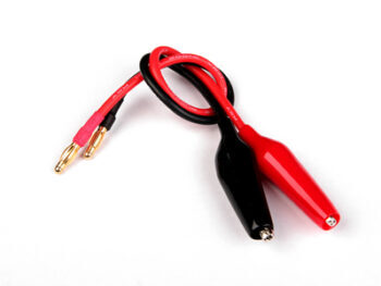 De afbeelding toont een rode en zwarte kabel met aan de ene kant twee banaanstekkers en aan de andere kant twee krokodillenklemmen. De kabels zijn deels in elkaar gedraaid.