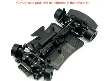 De foto toont een zwart chassis van een RC auto, met carbon fiber elementen. Het chassis heeft wielen en diverse onderdelen gemonteerd.