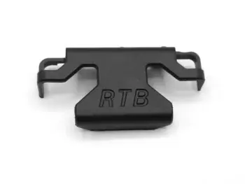 De foto toont een zwart, plastic product met de letters 'RTB' erop. Het product heeft een onregelmatige vorm met uitsteeksels aan de zijkanten.