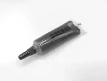 Sur la photo, on voit un tube de pommade. Le tube est noir et est muni d'un embout noir.