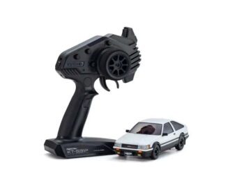 De foto toont een witte en zwarte modelauto, samen met een zwarte afstandsbediening. De auto heeft een herkenbare vorm en de afstandsbediening heeft een ergonomisch ontwerp.