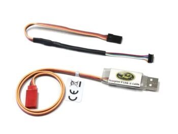 De foto toont een zwarte en oranje kabel met connectoren aan de uiteinden, en een USB-connector. De kabel heeft een label met de tekst 'Scorpion V Link II Cable'.