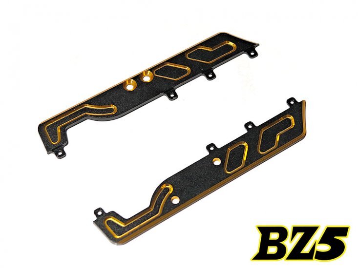 BZ5-UP06 De foto toont twee zwarte zijvleugels met gouden accenten. De vleugels hebben een rechthoekige vorm met uitsparingen en gaten.