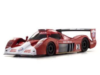 De foto toont een rode en witte modelauto met zwarte wielen en een zwarte achtervleugel. De auto heeft een sportief ontwerp met verschillende logo's en details.