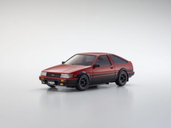 De foto toont een rode en zwarte modelauto. Het is een Toyota Corolla Levin AE86, met zwarte velgen en details.