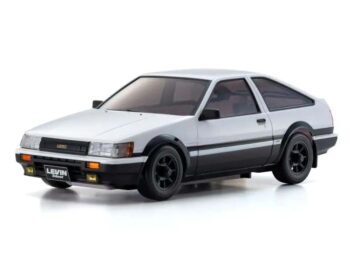 De foto toont een witte en zwarte modelauto, met een Toyota Corolla Levin AE86-ontwerp. De auto heeft zwarte wielen en details, en een zwarte streep langs de zijkant.