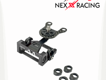 De foto toont een zwarte motor mount met een carbon fiber onderdeel en rubberen ringen. Het product heeft een complex ontwerp met schroeven en andere kleine onderdelen.