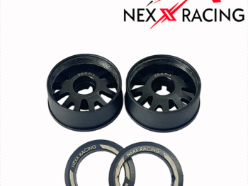 De afbeelding toont twee zwarte velgen met een complex spaakontwerp en twee bijpassende zwarte ringen met "NEXX RACING" en "LOCK" erop. De velgen lijken van plastic te zijn.