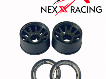 De afbeelding toont twee zwarte velgen met een spakenontwerp en twee bijpassende ringen met 'NEXX RACING' en 'LOCK' erop. Boven de velgen staat het logo van Nexx Racing.