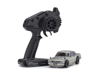 Op de foto staat een zilverkleurige modelauto met een zwarte afstandsbediening. De auto heeft een klassieke vormgeving.
