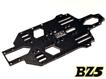 De foto toont een zwarte aluminium chassisplaat met uitsparingen. Op de plaat staat het merk 'Atomic' en de modelnaam 'BZ5' vermeld.