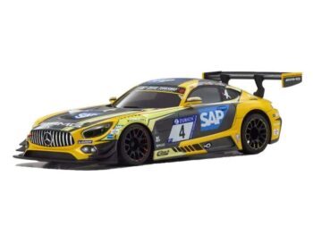 De foto toont een gele en zwarte modelauto, een Mercedes AMG GT3. De auto heeft zwarte wielen en een grote achtervleugel.