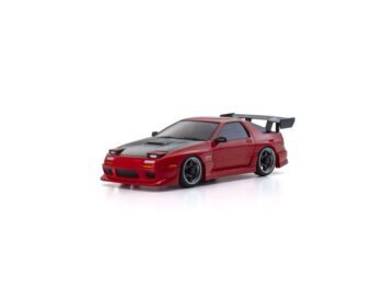 De foto toont een rode modelauto met een zwarte motorkap en spoiler. Het is een gedetailleerde replica van een Mazda RX-7.