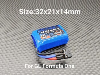 De foto toont een blauwe rechthoekige batterij met zwarte en gekleurde draden en een connector. De batterij heeft een label met tekst en logo's.