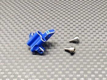 De foto toont een blauw metalen onderdeel met een complexe vorm, samen met twee zilverkleurige schroeven. Het onderdeel heeft een paar witte strepen en gaten.