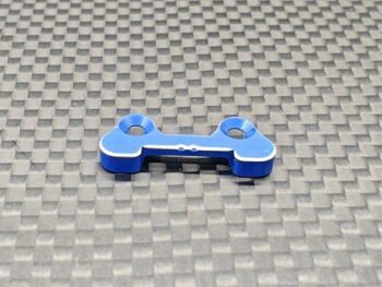 Het product is een blauw metalen onderdeel met witte accenten. Het heeft een rechthoekige vorm met twee gaten aan de uiteinden.