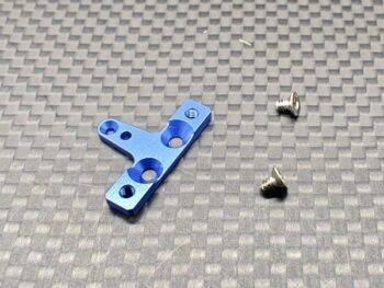 De foto toont een blauwe aluminium achterste dempersteun met schroeven. Het product heeft een hoekige vorm met meerdere gaten.