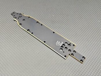 De foto toont een zwart chassis met gouden randen. Het chassis heeft een langwerpige vorm met gaten en het GL Racing logo.