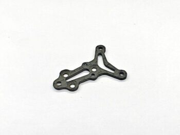 De foto toont een zwarte carbon cross brace. Het onderdeel heeft een complexe vorm met meerdere gaten.
