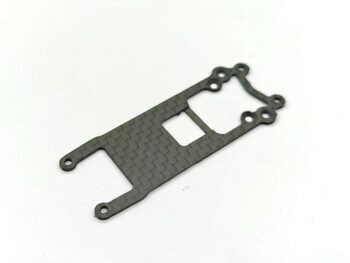 De foto toont een zwarte carbon fiber plaat met een rechthoekige vorm en meerdere gaten. Het materiaal heeft een zichtbare weefstructuur.