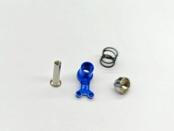 De foto toont verschillende onderdelen van een servo saver set. De set bestaat uit blauwe en zilverkleurige metalen onderdelen, en een zwarte veer.