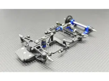 Het product is een zwart chassis met blauwe accenten, waaronder schokdempers en een stabilisatorstang. Het is een complex mechanisch onderdeel met veel bewegende delen.