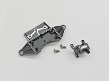 De foto toont verschillende aluminium onderdelen voor een modelauto, waaronder een armhouder en schroeven. De onderdelen zijn voornamelijk grijs van kleur.