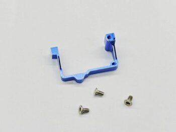 De foto toont een blauwe aluminium servo mount met drie schroeven. De mount heeft een U-vorm en is waarschijnlijk bedoeld voor een modelauto.