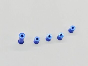 De foto toont zes kleine, cilindervormige onderdelen. Ze zijn blauw van kleur en lijken van metaal te zijn gemaakt.