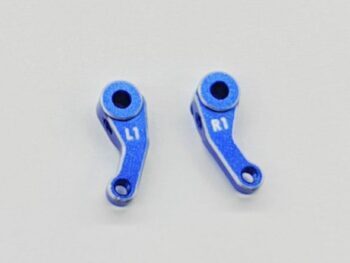 De foto toont twee blauwe aluminium stuurknokkels. Ze hebben een specifieke vorm met gaten en zijn gemarkeerd met 'L1' en 'R1'.