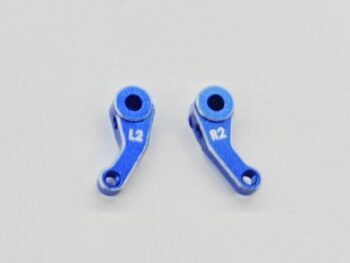 De foto toont twee blauwe aluminium stuurknokkels. De stuurknokkels hebben een gebogen vorm en zijn gemarkeerd met 'L2' en 'R2'.