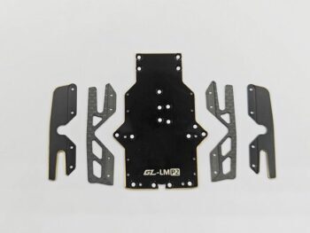 De foto toont een zwarte chassis set voor een auto. De set bestaat uit een hoofdchassis en diverse losse onderdelen.