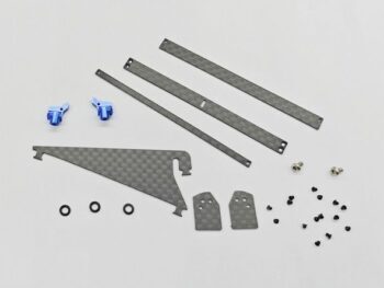 De foto toont een set van race-onderdelen, waaronder carbon fiber platen, blauwe onderdelen, schroeven en ringen. De onderdelen zijn waarschijnlijk bedoeld voor een modelauto.