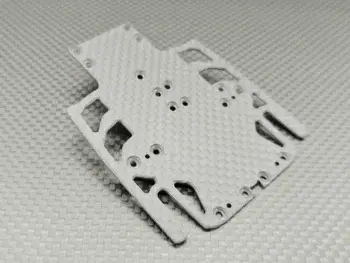 De foto toont een carbon chassis in een rechthoekige vorm met uitsparingen en gaten. Het materiaal heeft een kenmerkende carbonstructuur.