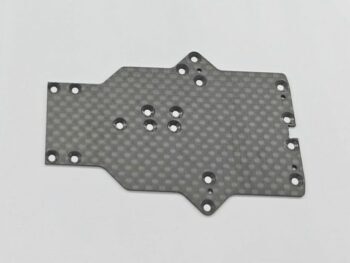 De foto toont een rechthoekig chassis van koolstofvezel met meerdere gaten. Het chassis heeft een grijze kleur en een kenmerkend geweven patroon.
