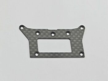 De foto toont een rechthoekige carbon fiber plaat met meerdere gaten en een uitsparing in het midden. De plaat heeft een donkere, geweven textuur.