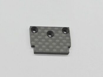 Op de foto is een rechthoekig onderdeel te zien met drie gaten. Het onderdeel lijkt gemaakt te zijn van carbon fiber.