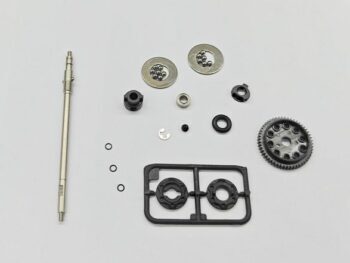 De foto toont een verzameling van kleine, metalen en zwarte onderdelen, waarschijnlijk voor een modelauto. De onderdelen zijn in verschillende vormen en maten, waaronder een tandwiel, kogellagers en schroeven.