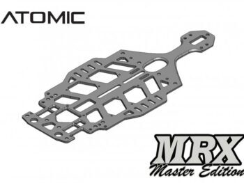De afbeelding toont een grijs chassis voor een modelauto. Het chassis heeft een complexe vorm met veel uitsparingen.