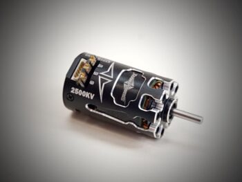 De foto toont een zwarte motor met zilverkleurige accenten en een zilveren as. De motor heeft het logo van Team Powers en de tekst '2500KV' erop staan.