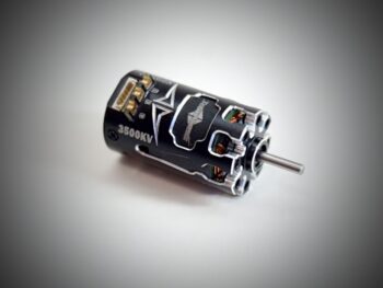 De foto toont een zwarte motor met zilverkleurige accenten en een zilveren as. De motor heeft een logo en de tekst '3500KV'.